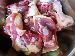鸭腿剁成大小均匀的块状