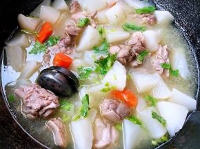 炖至鸭腿和白萝卜完全入味放入味精撒上香菜提鲜即可出锅享用