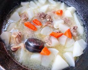 放入胡萝卜块中小火炖五分钟