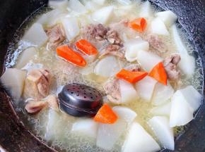 放入胡萝卜块中小火炖五分钟