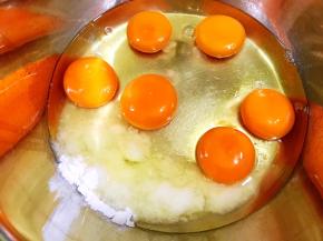 盆里打入鸡蛋，加入白糖