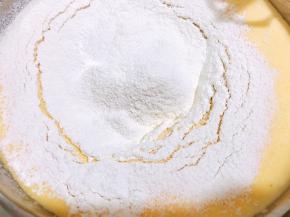 分两次筛入混合好小苏打和泡打粉的糕点粉，用刮刀翻拌均匀无面粉颗粒