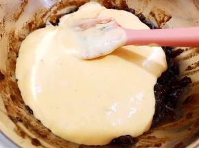 取一些混合好的面糊到红枣泥里翻拌均匀
