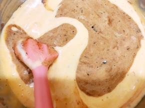 再把混合好的红枣泥倒入面糊里