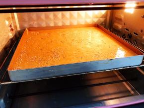 放入预热好的烤箱中层160度烤25到30分钟左右