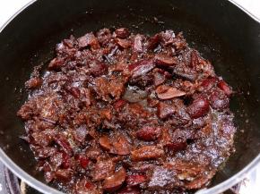 煮软后趁热加入红糖粉搅拌融化，用刮刀把红枣压碎