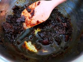 取210克红枣泥加入玉米油完全搅拌均匀