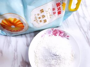 秤取225克金龙鱼糕点用小麦粉，加入泡打粉和小苏打搅拌均匀备用