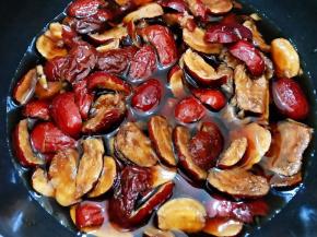 红枣去核切块加入清水煮软