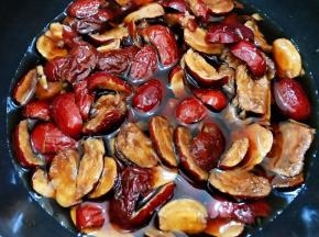 红枣去核切块加入清水煮软