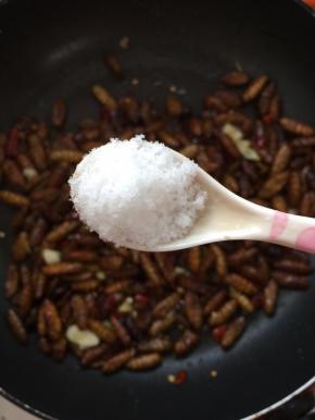 放入适量的盐调味！