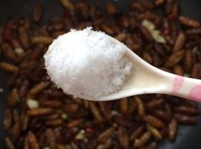 放入适量的盐调味！