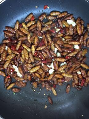 放入煎好的蚕蛹翻炒片刻！