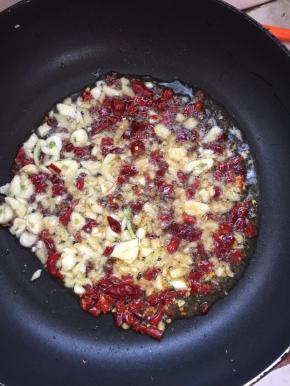 平底锅烧热倒入适量的油，放入蒜瓣，生姜，花椒，干辣椒爆香！