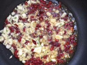 平底锅烧热倒入适量的油，放入蒜瓣，生姜，花椒，干辣椒爆香！