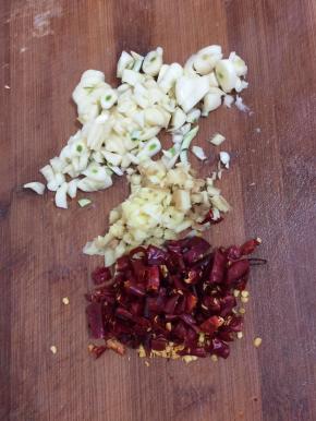 蒜瓣拍碎，生姜切成小丁，干辣椒切成段备用！