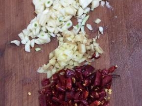 蒜瓣拍碎，生姜切成小丁，干辣椒切成段备用！