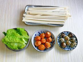 准备食材，生菜，鹌鹑蛋洗干净。
