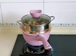 盖上盖子，大火烧开，转小火6分钟。