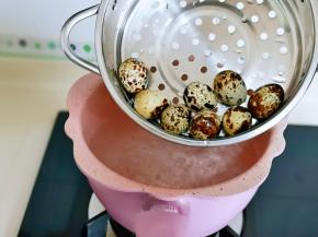 6分钟鹌鹑蛋熟啦，取出过冷水。(过冷水的鹌鹑蛋才好去皮哈)