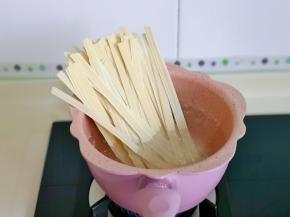 转大火再次烧开，下刀削面，面的量根据个人胃口来即可。