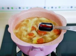 加入一勺生抽，把肠和面煮熟。