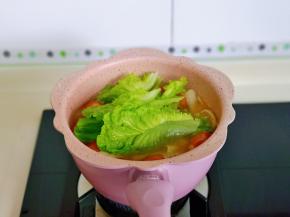 再下去洗好的生菜，关火，借助余温把生菜烫熟即可。