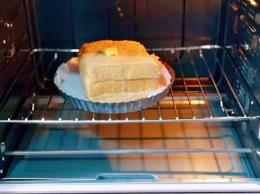 入烤箱中层的烤网上。