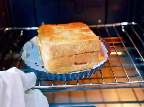 时间到戴上隔热手套取出烤盘，凉一会儿。