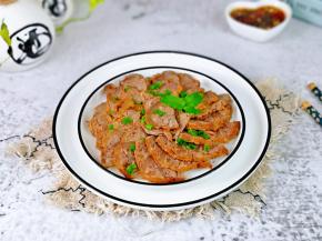 切好的牛肉摆盘，即可食用。