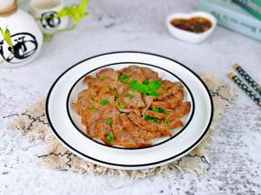 喜欢蘸蒜蓉酱吃。