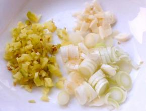 葱姜蒜切好备用