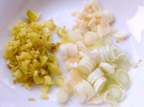 葱姜蒜切好备用