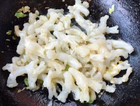 放入蹄筋大火快速翻炒