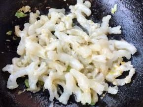 放入蹄筋大火快速翻炒