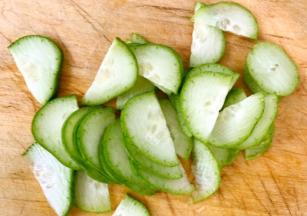 黄瓜洗净切成片状