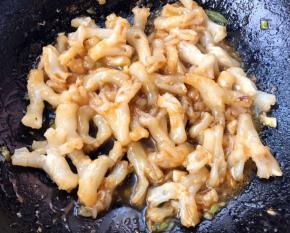 放入调味料糖、一品鲜酱油、蚝油、盐、味精翻炒均匀入味即可出锅享用