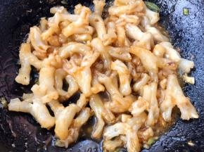 放入调味料糖、一品鲜酱油、蚝油、盐、味精翻炒均匀入味即可出锅享用