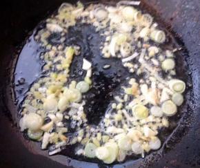 锅中倒入底油加入放入葱姜蒜爆香