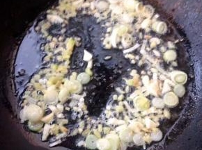 锅中倒入底油加入放入葱姜蒜爆香