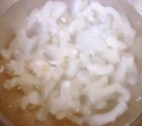 焯好水的蹄筋放入冷水中过凉多冲洗几遍