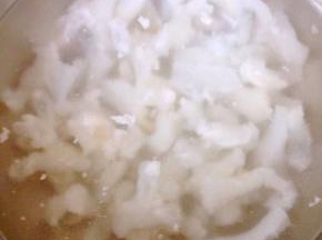 焯好水的蹄筋放入冷水中过凉多冲洗几遍