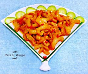 黄瓜和韭菜摆成扇形装入蹄筋撒上小米辣就大功告成了