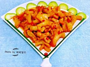 黄瓜和韭菜摆成扇形装入蹄筋撒上小米辣就大功告成了