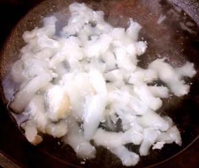 锅中烧开水放入蹄筋焯水去除杂质和油脂
