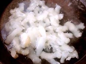 锅中烧开水放入蹄筋焯水去除杂质和油脂