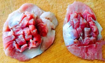 鸡胗洗净一切为二再切成花朵状不要切断