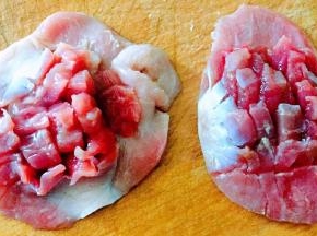 鸡胗洗净一切为二再切成花朵状不要切断