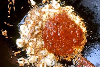 锅中倒入底油加入放入葱姜蒜孜然爆香再放人蒜蓉辣椒酱