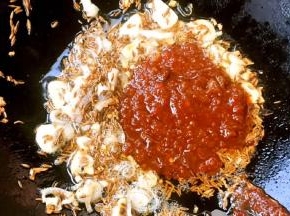 锅中倒入底油加入放入葱姜蒜孜然爆香再放人蒜蓉辣椒酱